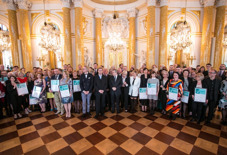 Sybilla 2016, wystawy sztuki, Frank Stella i synagogi dawnej Polski
