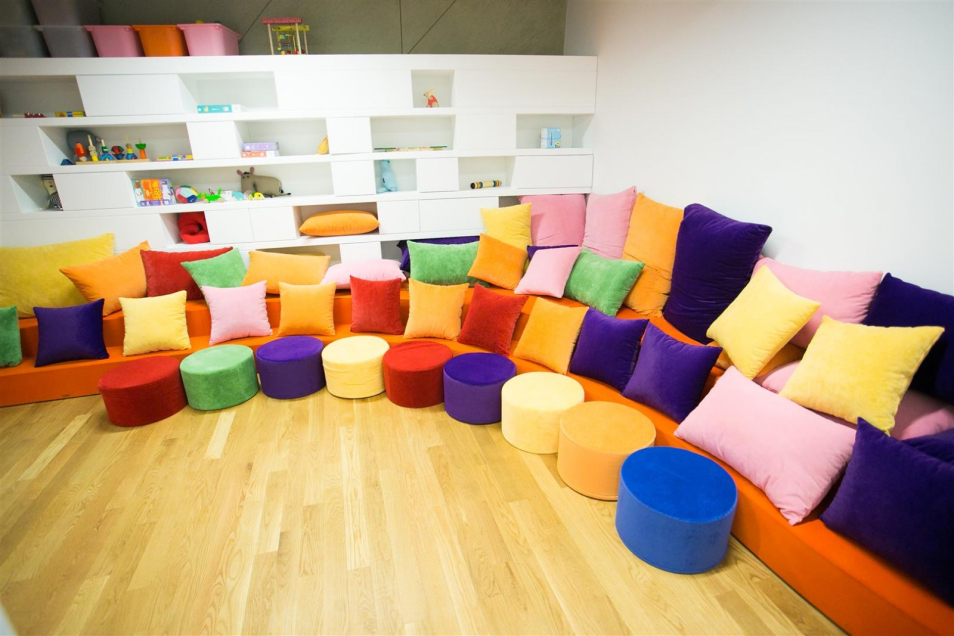 Kolorowe pufy w Miejscu Edukacji Rodzinnej "U króla Maciusia" w Muzeum POLIN.