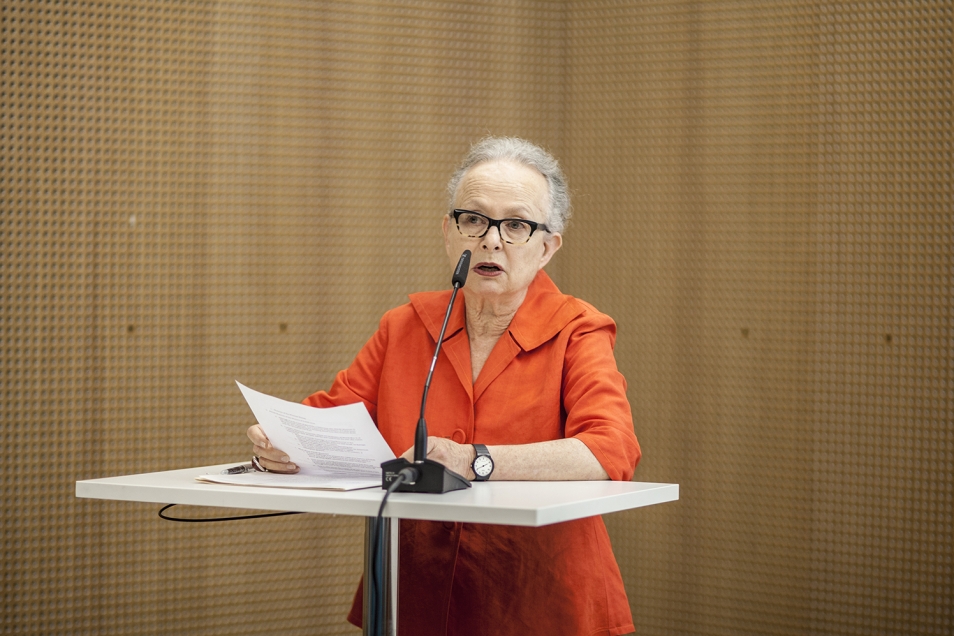Barbara Kirshenblatt-Gimblett przy mikrofonie.