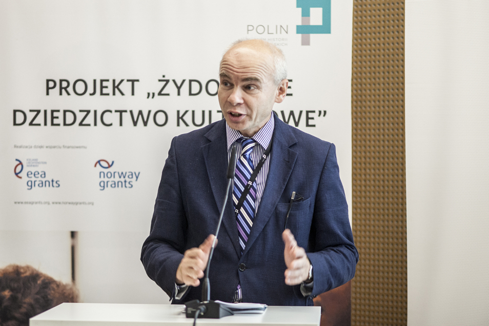 Dariusz Stola na tle planszy projekt Żydowskie Dziedzictwo Kulturowe.