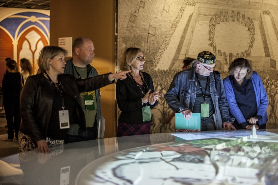 Grupa zwiedzających na wystawie stałej w Muzeum POLIN.