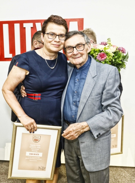 Nagrody Historyczne Polityki - Marian Turski pozuje do zdjęcia z jedną z laureatek.