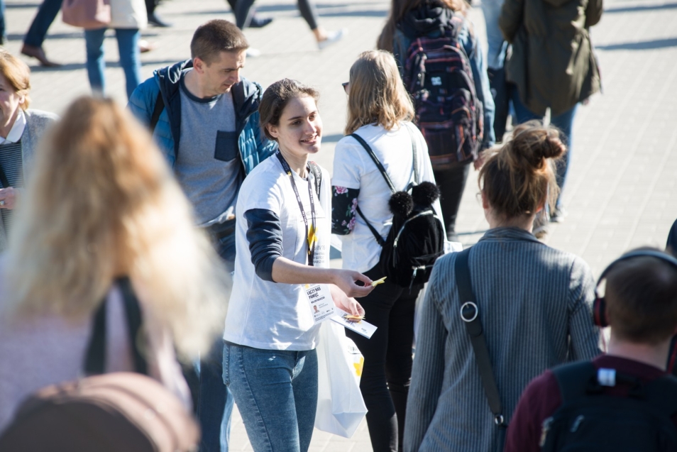 Wolontariusze akcji społeczno-edukacyjnej Żonkile 2018 na ulicach Warszawy.