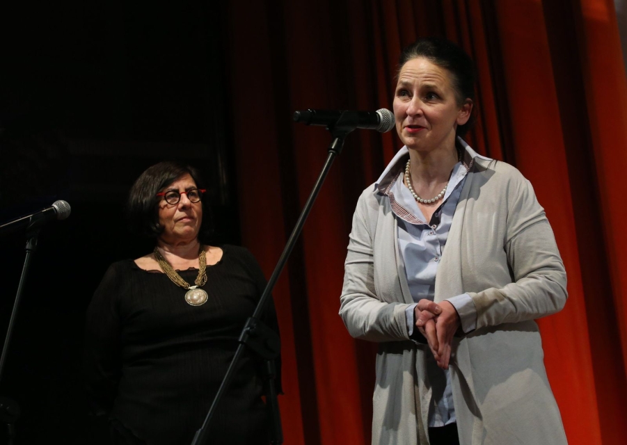 Anna Azari i Dorota Keller-Zalewska przy mikrofonach na scenie w audytorium Muzeum POLIN