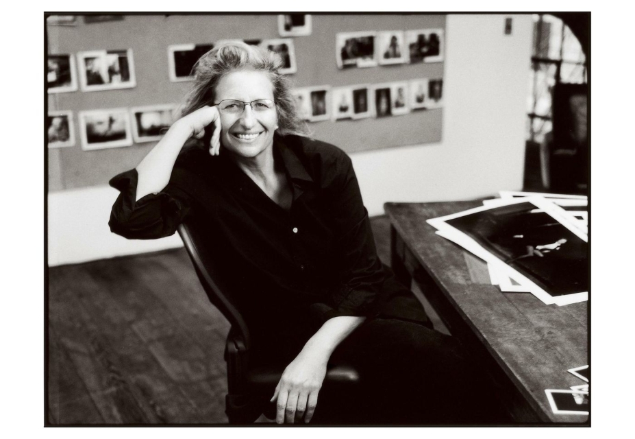Czarno-białe zdjęcie Annie Leibovitz - kobieta uśmiecha się.