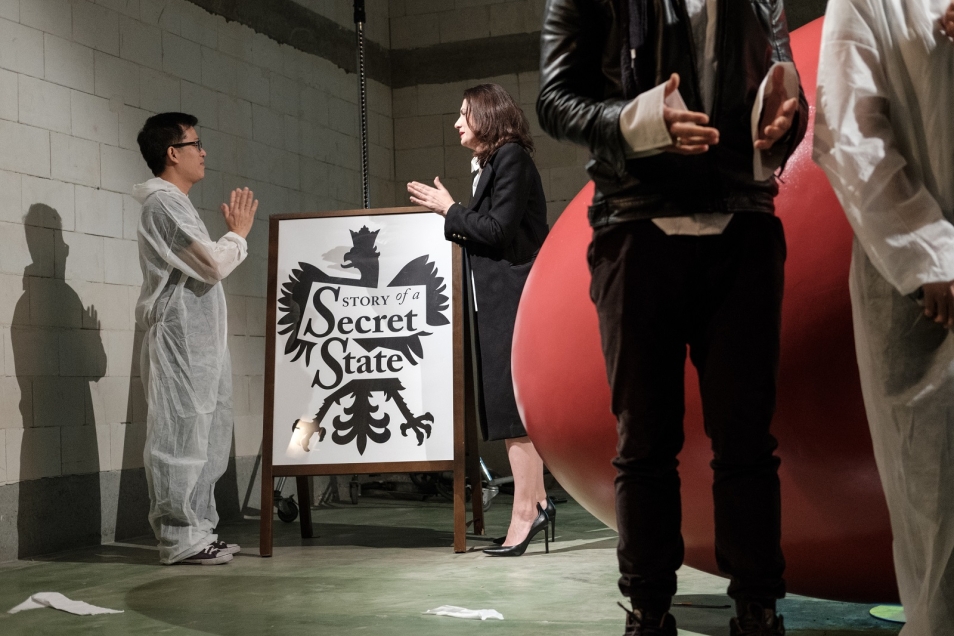 Scena z przedstawienia "Story of a Scared State".