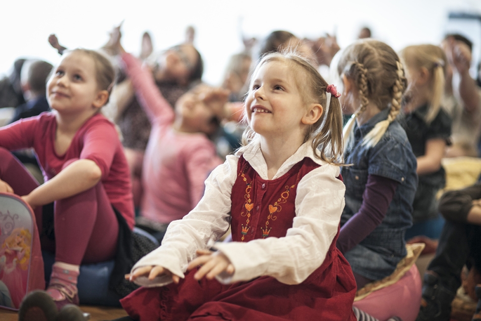 Uśmiechnięte dziewczynki na zajęciach w Miejscu edukacji rodzinnej "U króla Maciusia"