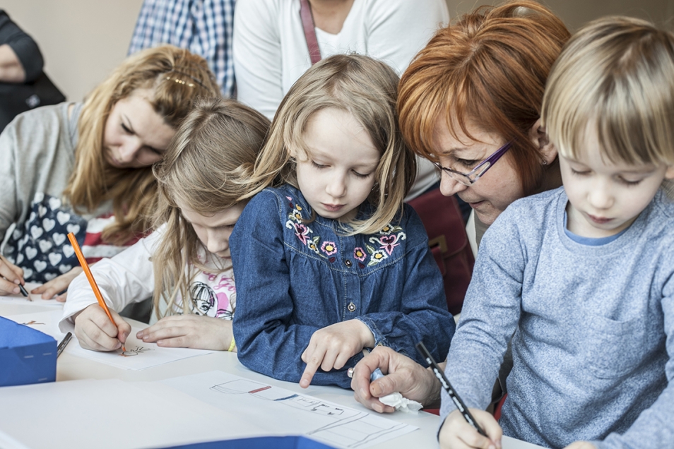 Troje dzieci z opiekunkami na warsztatach w Miejscu edukacji rodzinnej "U króla Maciusia"