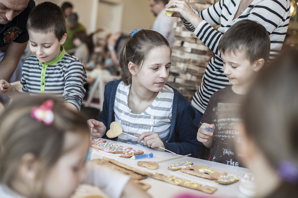 Dzieci podczas zabawy na warsztatach kulinarnych