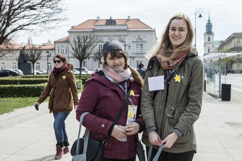 Dwie wolontariuszki akcji Żonkile na Krakowskim Przedmieściu w Warszawie.