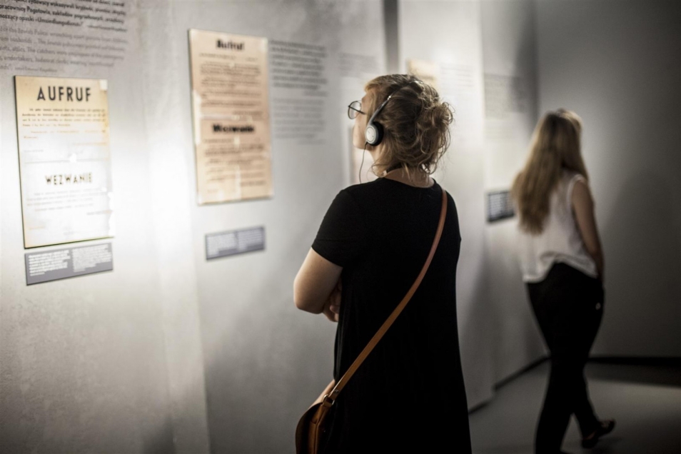 Dwie zwiedzające na wystawie stałej w Muzeum POLIN.