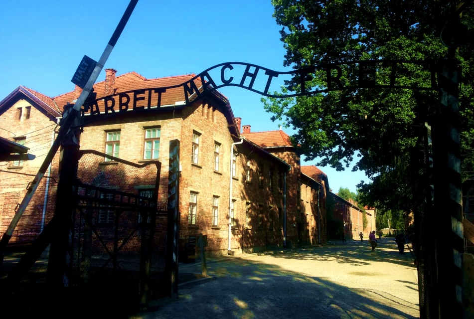 Brama obozu w Auschwitz z napisem Arbeit macht frei.