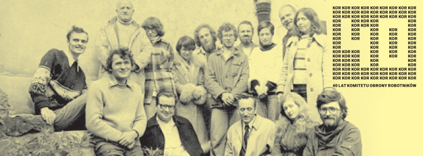 Baner 40 lat KOR. Grupa ludzi pozuje do zdjęcia. Po prawej stronie liczba 40.
