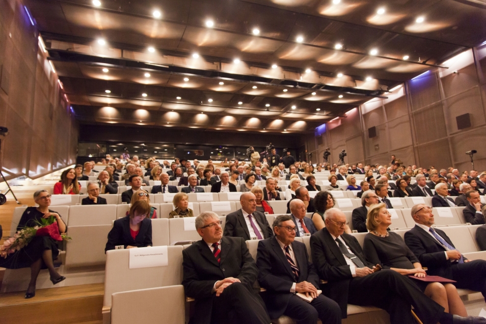 Grupa ludzi na widowni w Audytorium Muzeum POLIN.