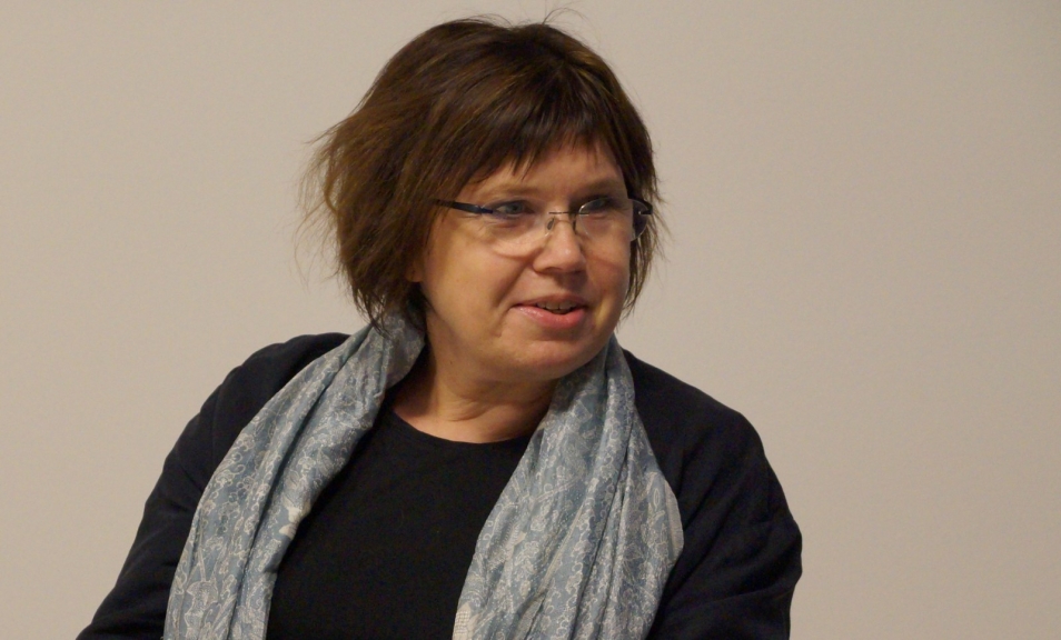 Prof. Barbara Engelking - krótko ścięta brunetka w okularach.