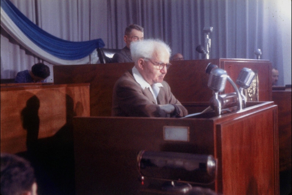 Ben Gurion siedzi w ławie.
