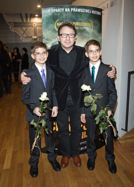 Zbigniew Zamachowski z bliźniakami. Chłopcy trzymają róże.