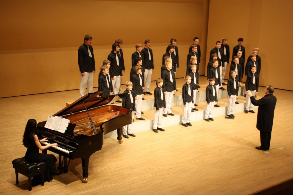 Na scenie: chór, dyrygent i pianistka.