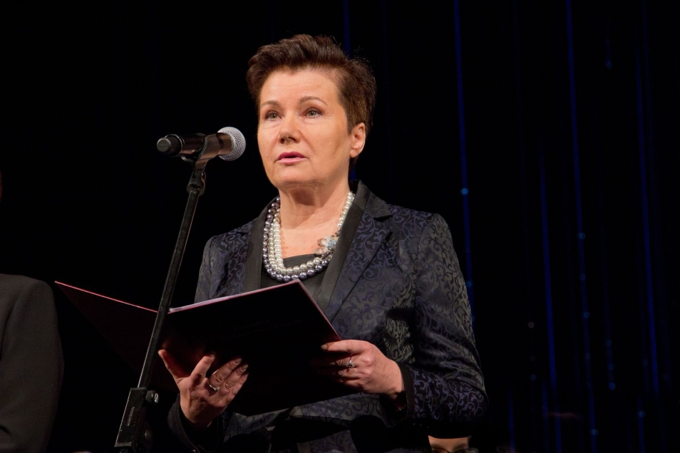 Gala w Teatrze Wielkim-Operze Narodowej. Hanna Gronkiewicz-Waltz stoi przy mikrofonie.