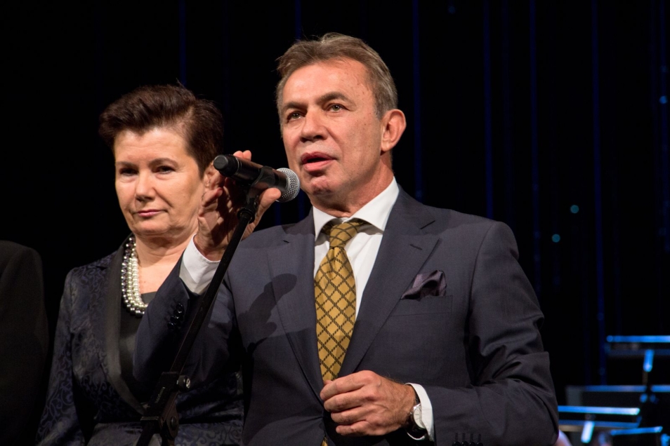 Gala w Teatrze Wielkim-Operze Narodowej. Hanna Gronkiewicz Waltz i mężczyzna w garniturze i krawacie.