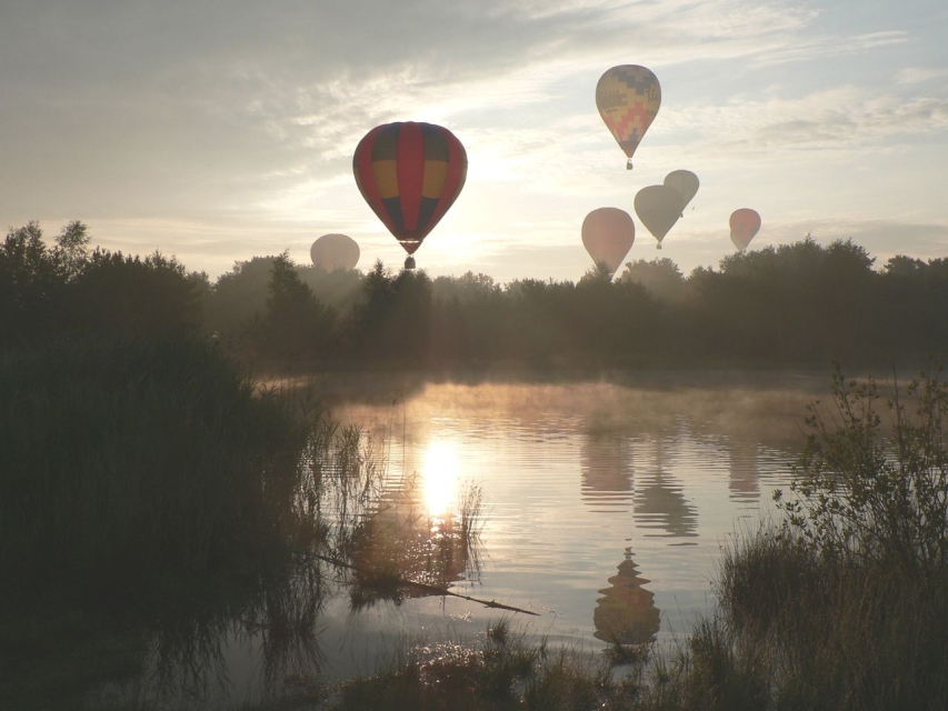 Kilka balonów na niebie.