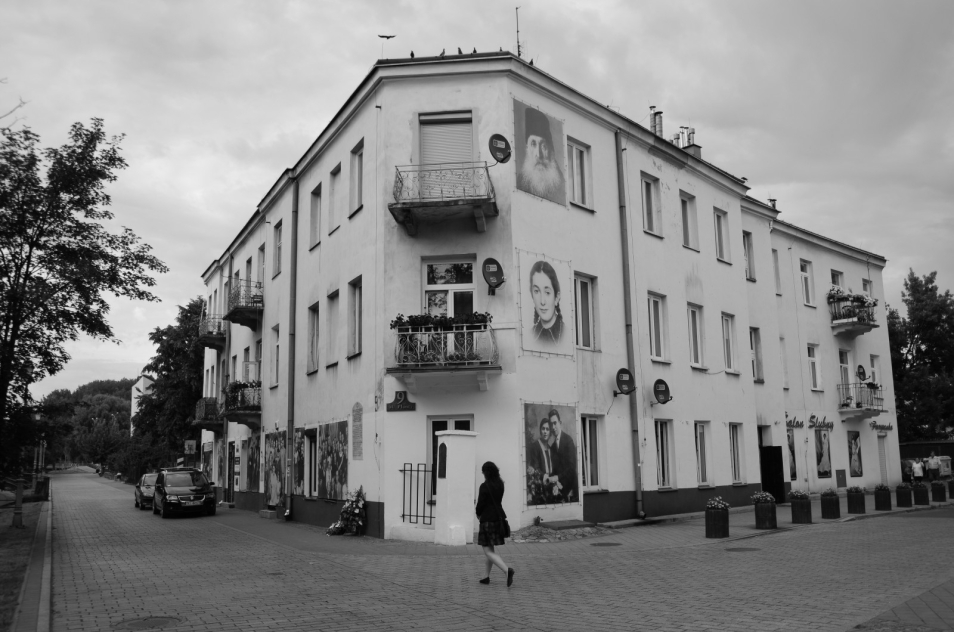 Na ścianach kamienicy namalowane są portrety Żydów pomordowanych w pogromie kieleckim w 1946 roku.