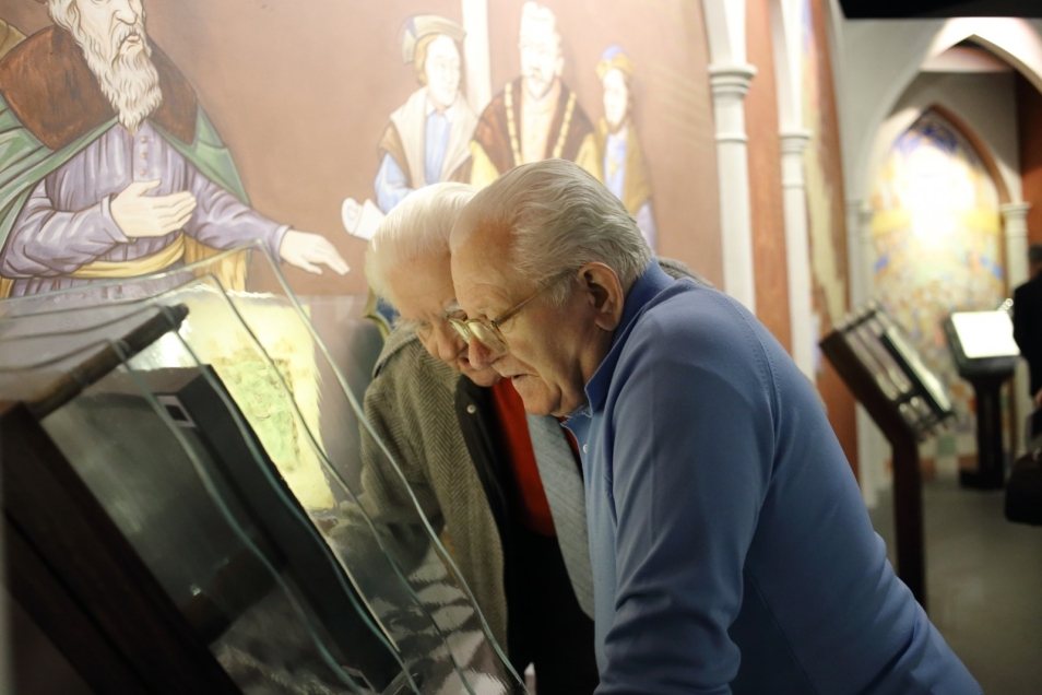 Dwóch seniorów zwiedza wystawę stałą w Muzeum POLIN.