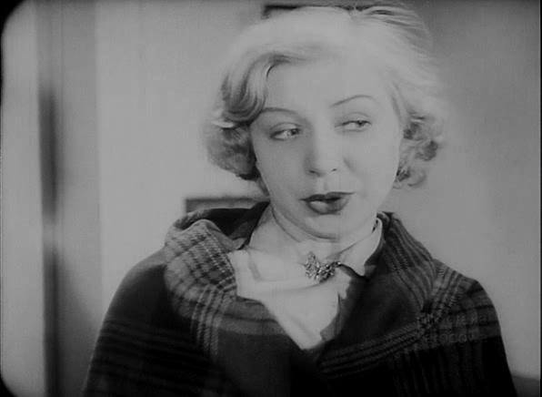 Kadr z filmu "Dorożkarz", a na nim krótko ścięta blondynka.