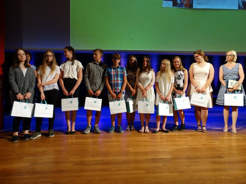 Grupa laureatów na scenie.