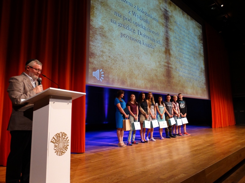 Piotr Kowalik z grupą laureatów XV edycji programu "Pamięć dla przyszłości"