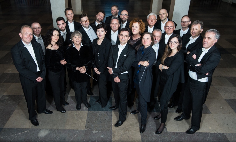 Grupa elegancko ubranych ludzi, prawdopodobnie członków jakiejś orkiestry.