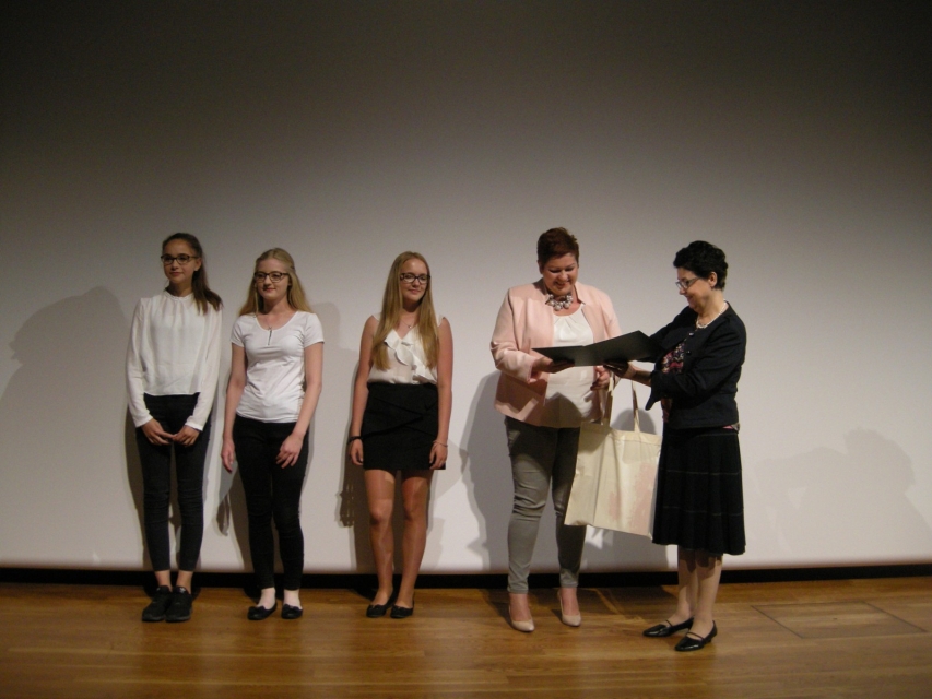 Rozdanie nagród laureatkom konkursu.