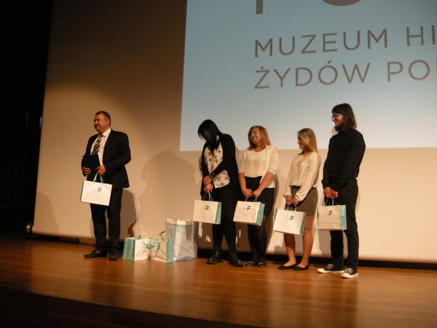Grupa laureatów z nagrodami.