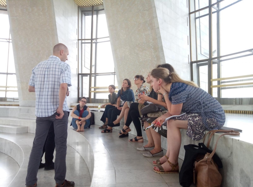 Podsumowanie projektu "EDU-NET: EAST. Przez edukację nieformalną do nowych liderów”. Na zdjęciu: uczestnicy programu podczas oprowadzania kuratorskiego po Muzeum II Wojny Światowej w Gdańsku