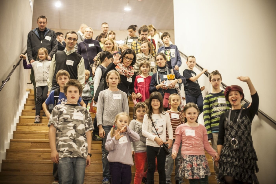 Grupa dzieci na schodach w Muzeum POLIN.