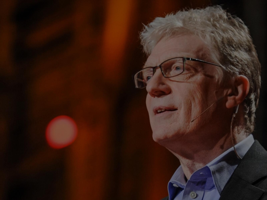 Konferencja "Edukacja Kreatywna" - patronat Muzeum POLIN. Na zdjęciu mężczyzna z siwymi włosami i w okularach - Sir Ken Robinson