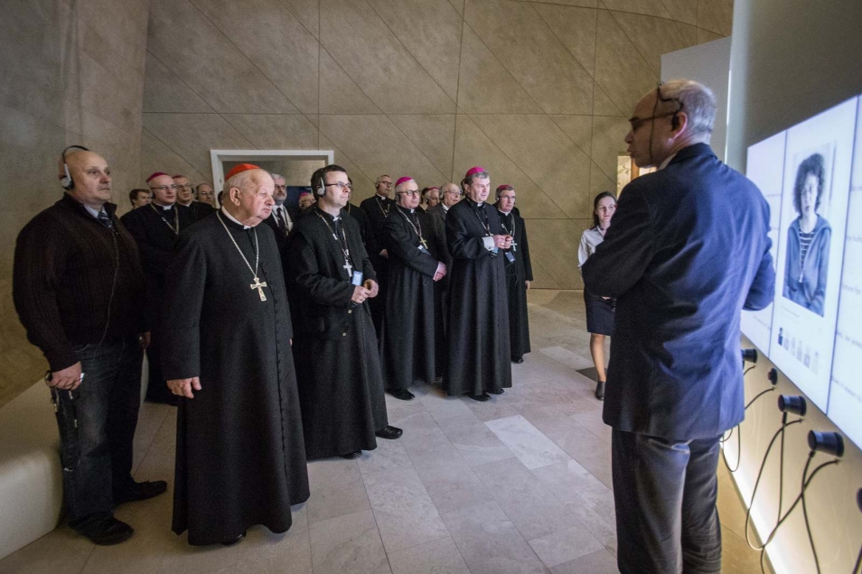 Grupa księży zwiedza wystawę stałą w Muzeum POLIN.