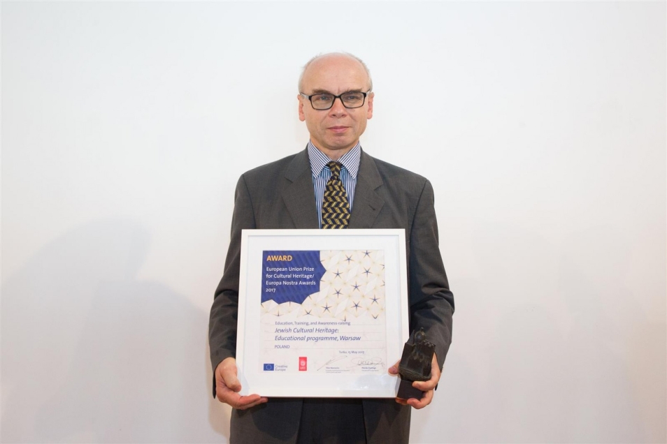 Dariusz Stola z dyplomem Europa Nostra 2016.
