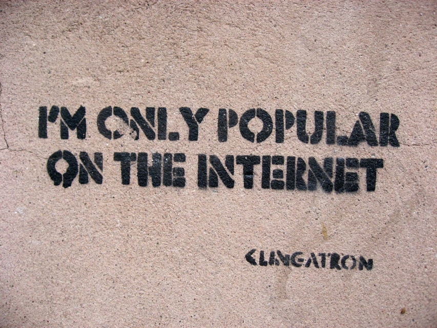 Napis na ścianie I'm only popular on the internet.