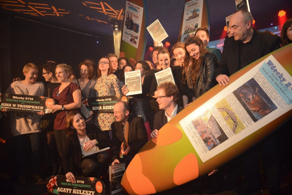 Grupa uczestników gali nagrody kulturalnej "Wdechy".
