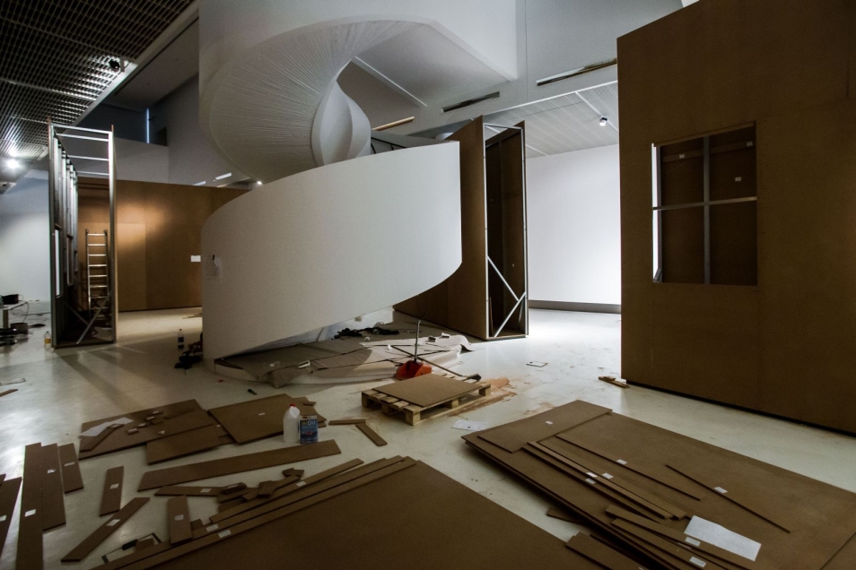 Elementy wystawy rozłożone na podłodze w galerii wystawy czasowej w Polinie.