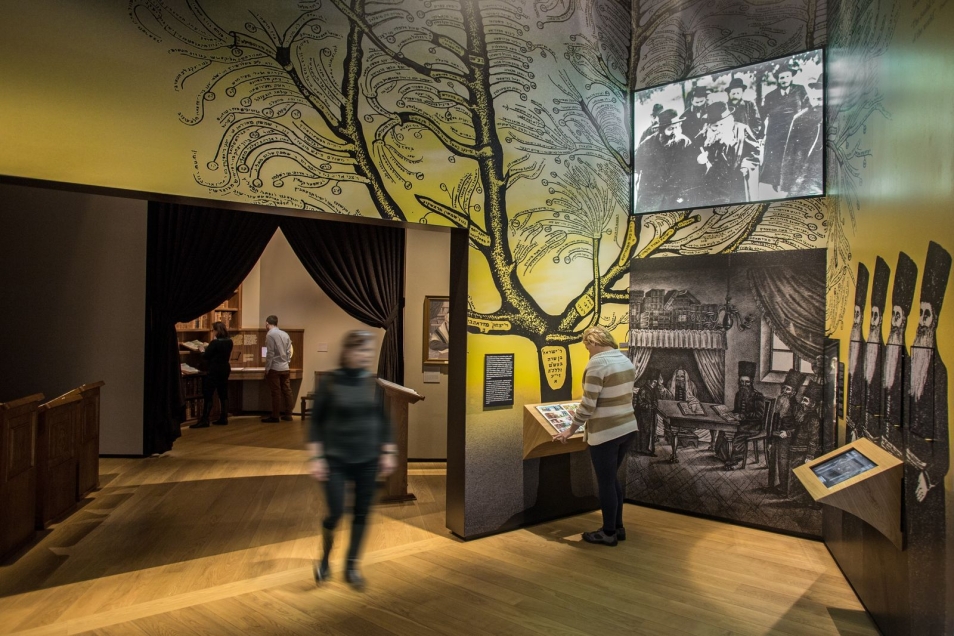 Galeria G5 w Muzeum POLIN - fragment wystawy stałej o chasydach.