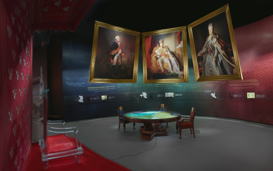 Galeria w Muzeum POLIN poświęcona Konstytucji 3 Maja i rozbiorom Polski. Na pierwszym planie tron.