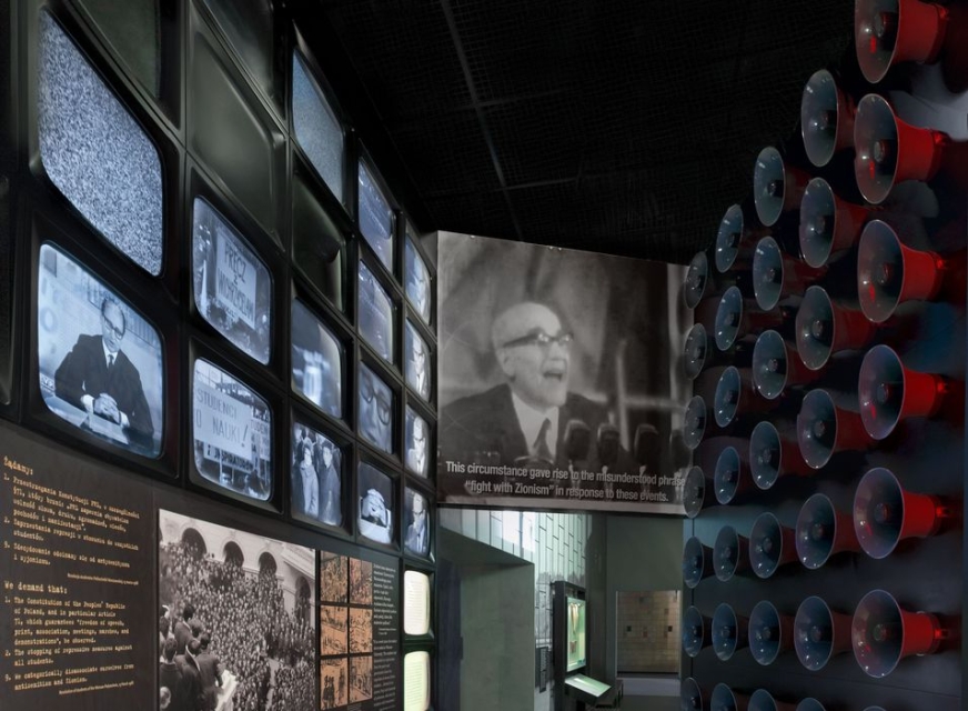 Ekrany w jednej z galerii na wystawie stałej w Muzeum POLIN przedstawiające wystąpienia Władysława Gomułki.