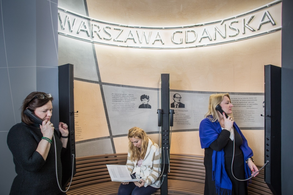 Trzy kobiety na wystawie stałej w POLIN.