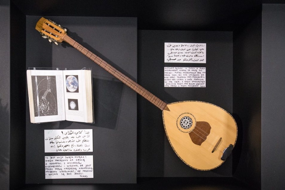 instrument muzyczny - bouzuki jako fragment ekspozycji wystawy