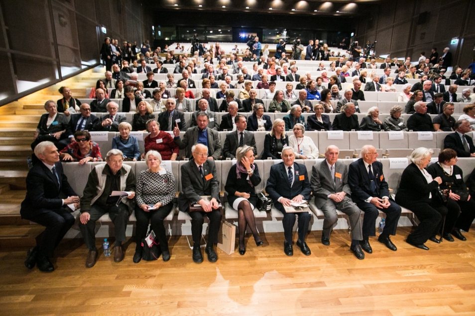30-lecie Polskiego Towarzystwa Sprawiedliwych wśród Narodów Świata w Muzeum POLIN. Widok na całą salę widzów.