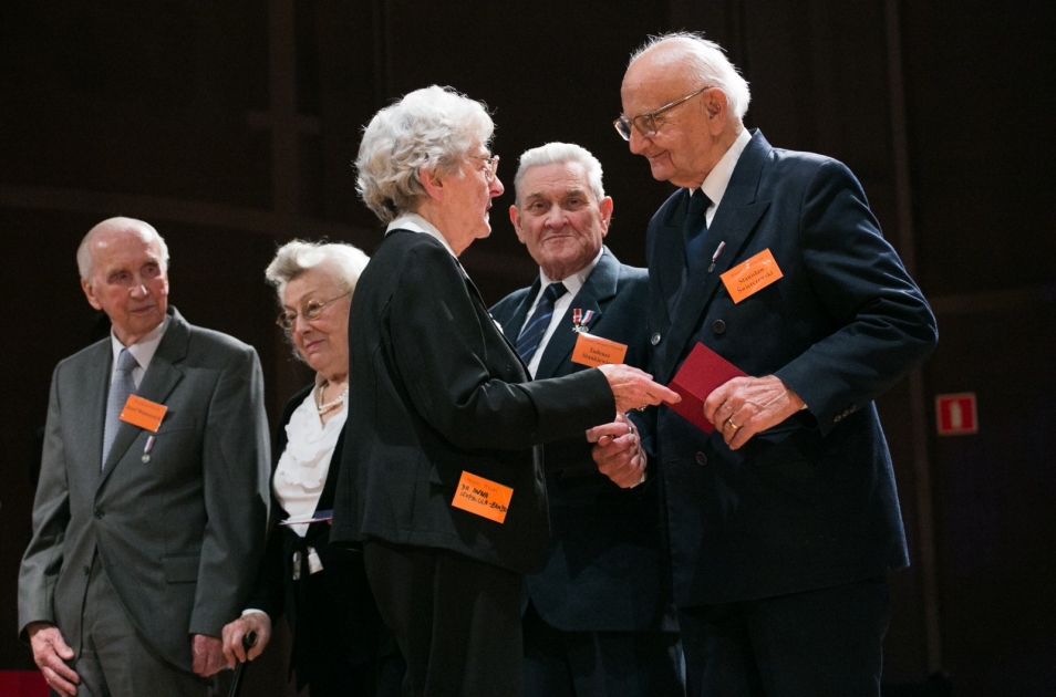 30-lecie Polskiego Towarzystwa Sprawiedliwych wśród Narodów Świata w Muzeum POLIN; Grupa laureatów na scenie.