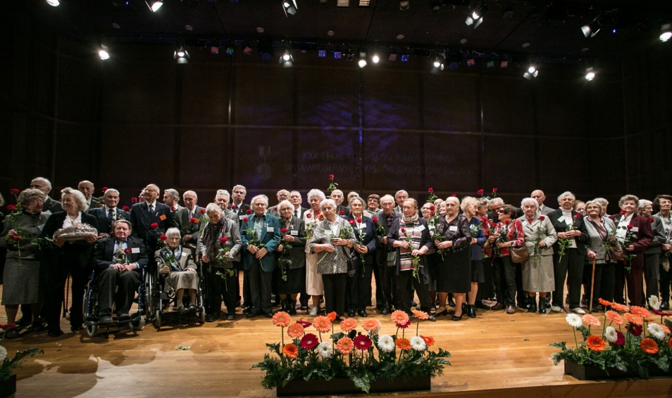 30-lecie Polskiego Towarzystwa Sprawiedliwych wśród Narodów Świata w Muzeum POLIN. Grupa osób na scenie.