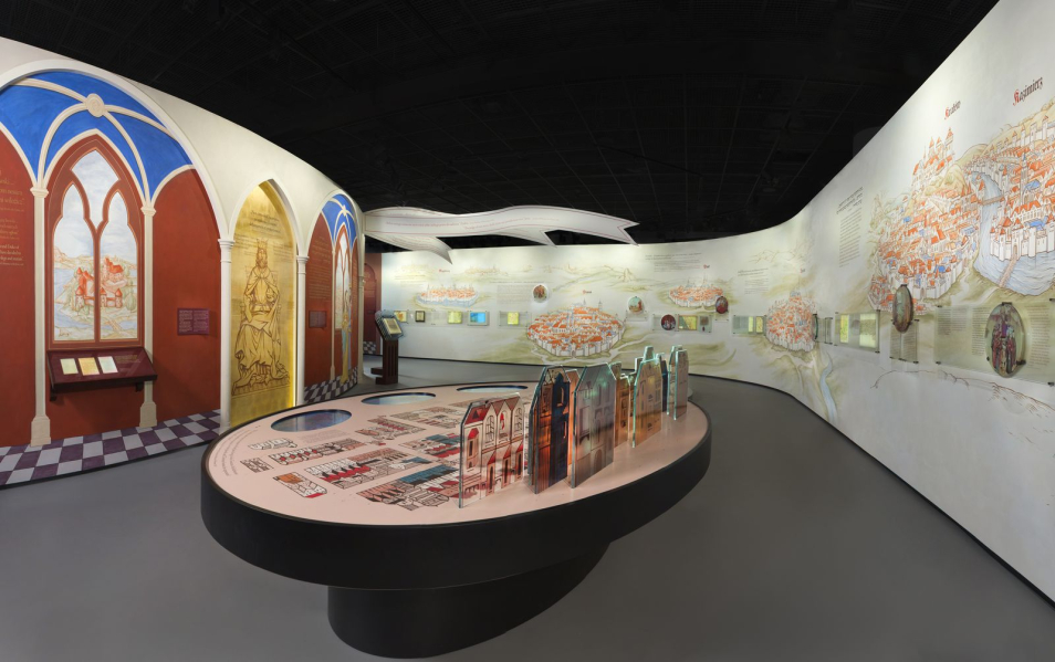 Galeria "Pierwsze spotkania" na wystawie stałej w Muzeum POLIN. Sala wystawowa związana z czasem panowania Kazimierza Wielkiego.